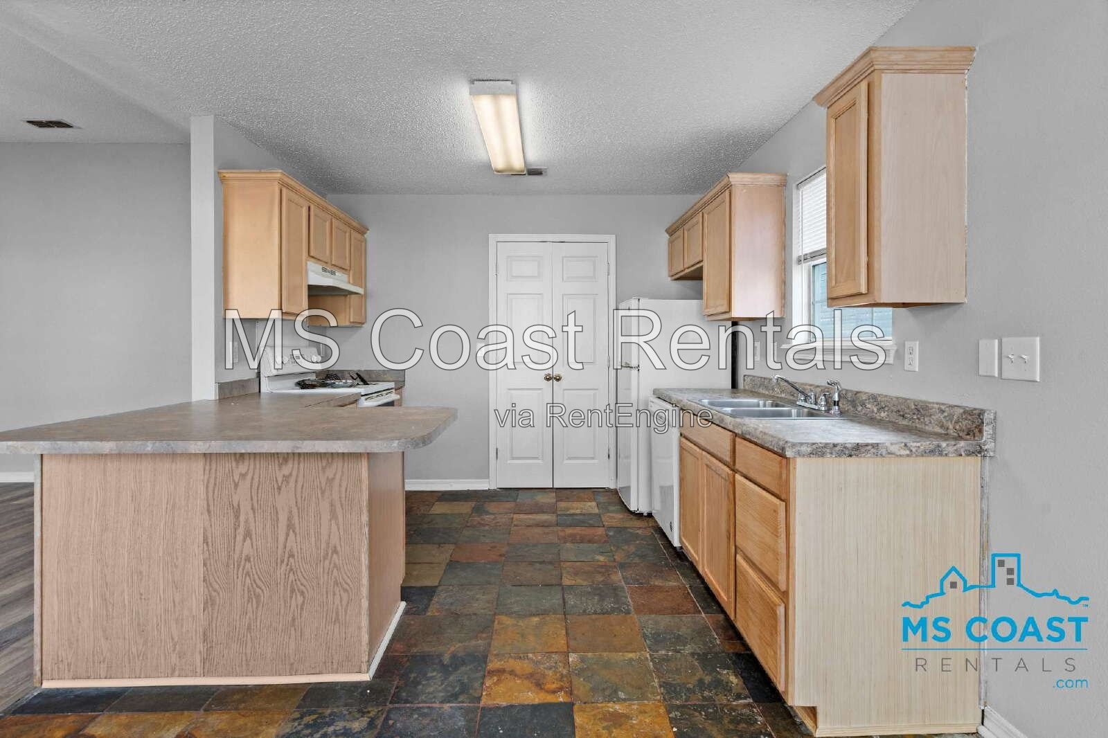 3 Bed / 2 Bath Home in North Gulfport – Fenced Backyard property image