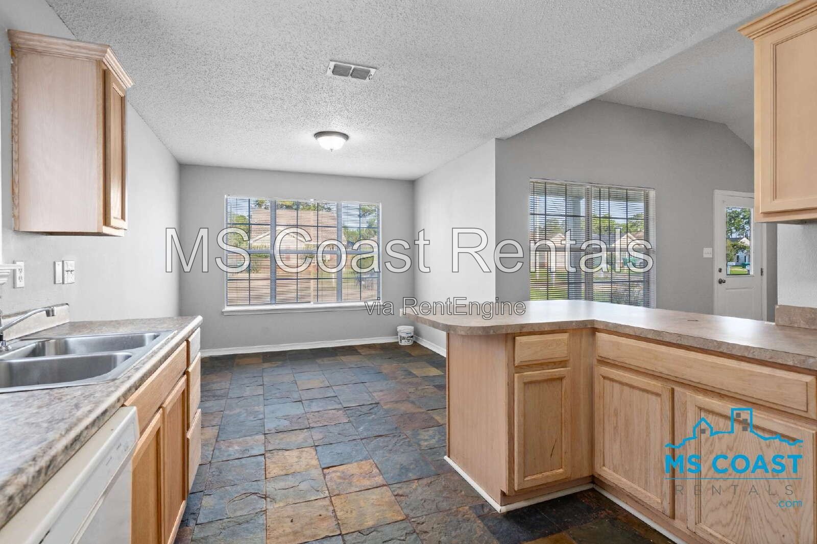 3 Bed / 2 Bath Home in North Gulfport – Fenced Backyard property image