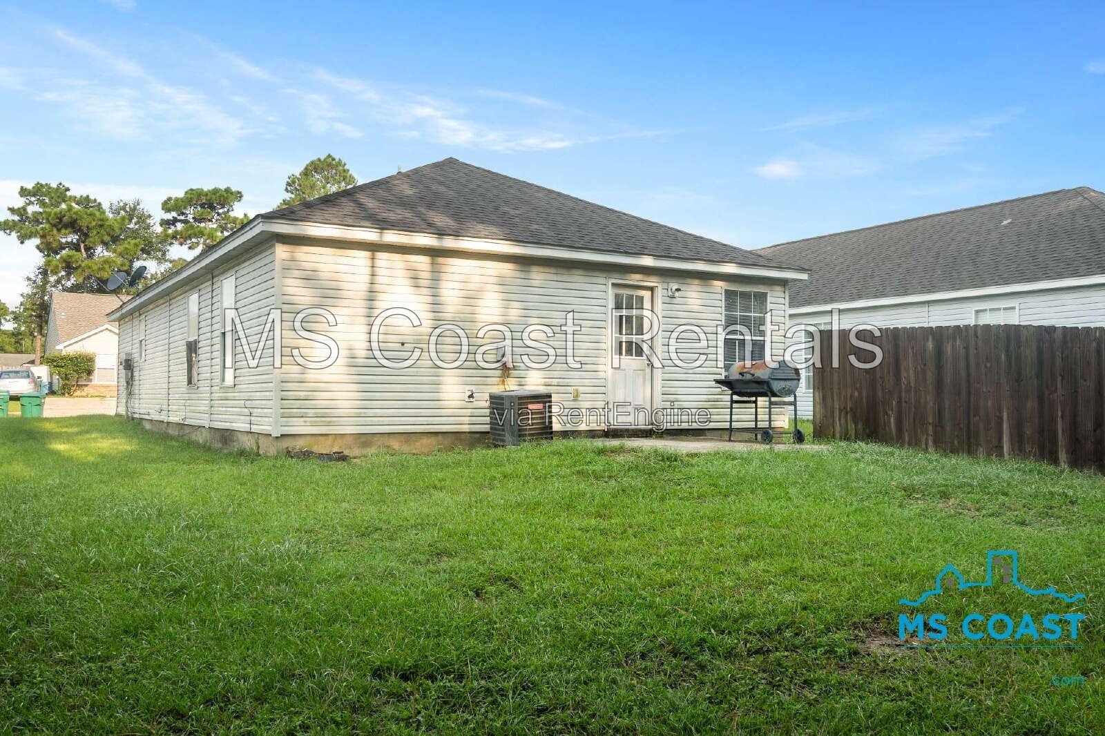 3 Bed / 2 Bath Home in North Gulfport – Fenced Backyard property image